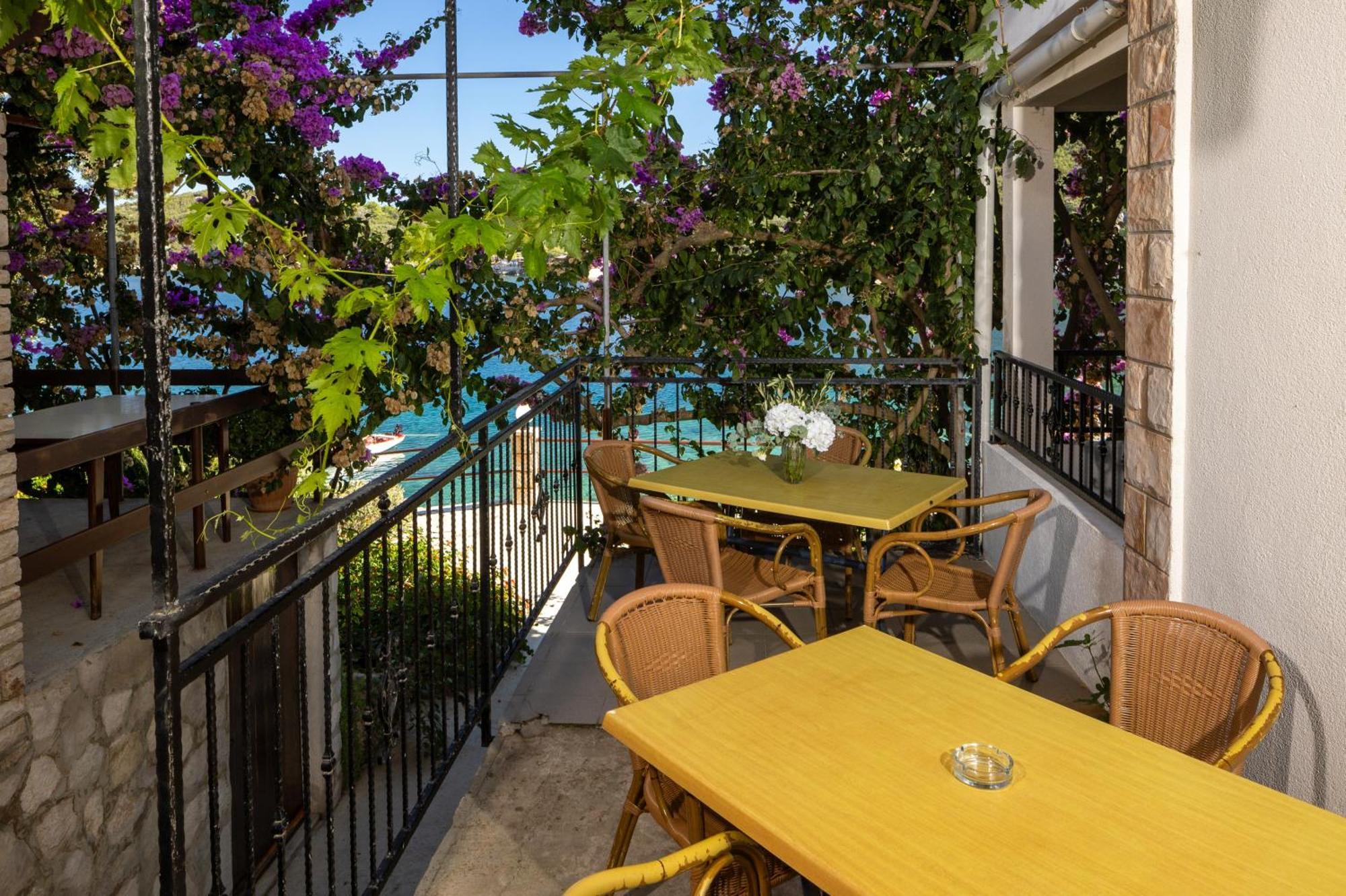 Apartmani Nikola Zastražišće 외부 사진